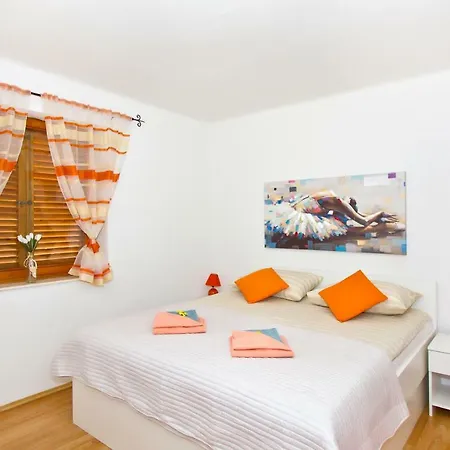 Charming With Pool Near Split
